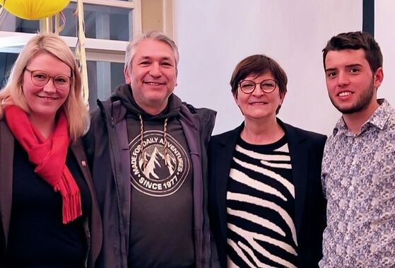 Zu Besuch in Bad Herrenalb: Corinna Deckenhoff, Michael Nowotny und Jon Mavraj (Marxzell) mit Saskia Esken, der Parteivo