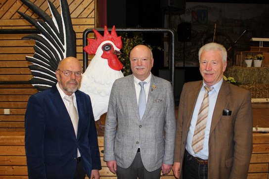 Foto zeigt Walter Hoffer, Vereinsvorsitzenden Hans-Georg Becker und Reinhard Haas